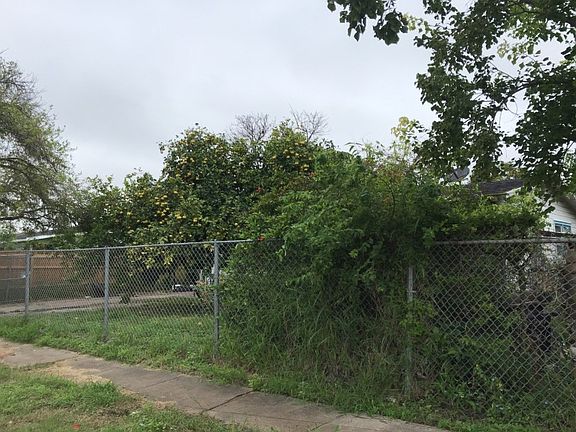 2nd image of 1606 Sycamore Pl