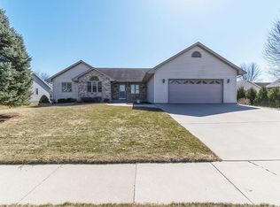 823 Oakwood Ln, Watertown, WI 53094