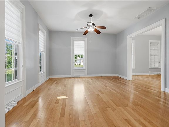 4th image of 208 E Wall St