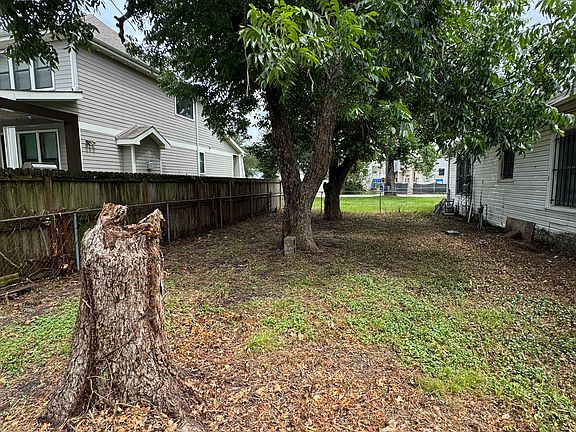 3rd image of 918 W 18th St