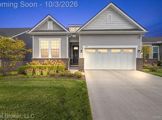 1636 Landings Ln, Milford, MI 48381