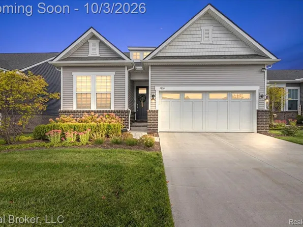 1636 Landings Ln, Milford, MI 48381