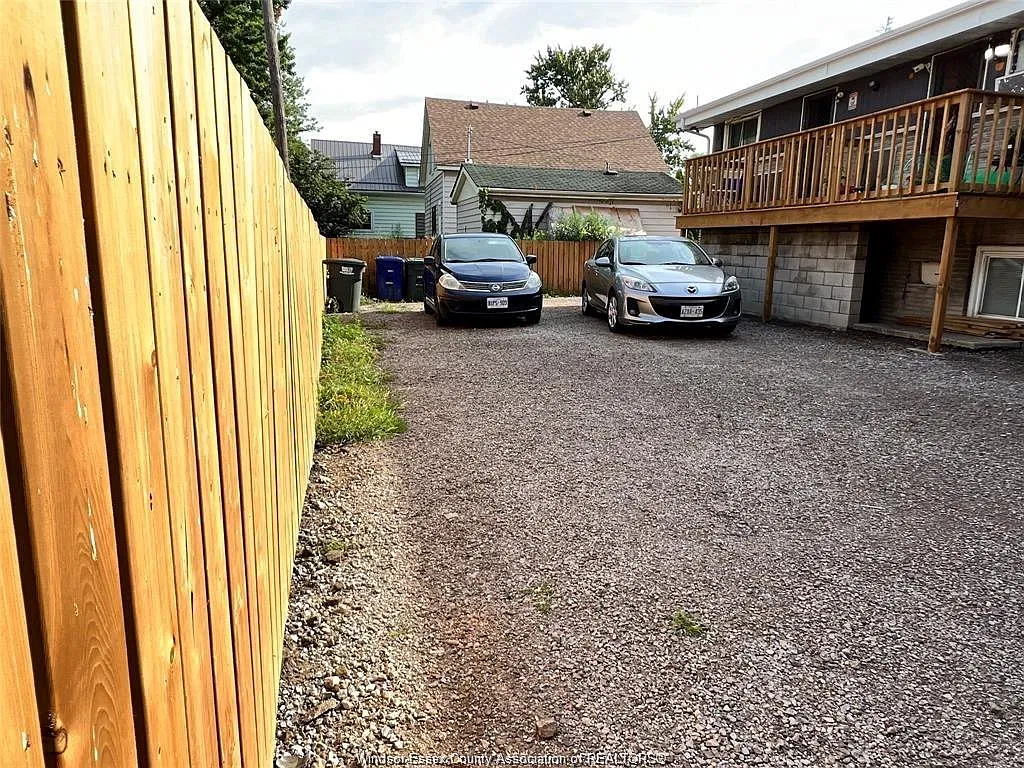 3186 Wyandotte St W — Photo 4