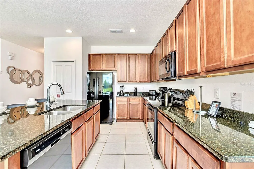 6 bed, 4.0 bath, 2872 sqft, $3,350 — Photo 2