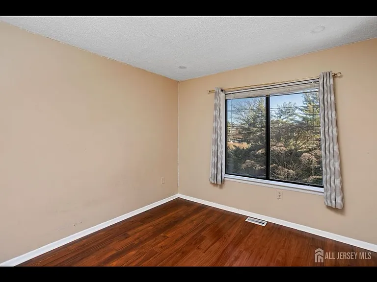 16 Hampshire Dr — Photo 10