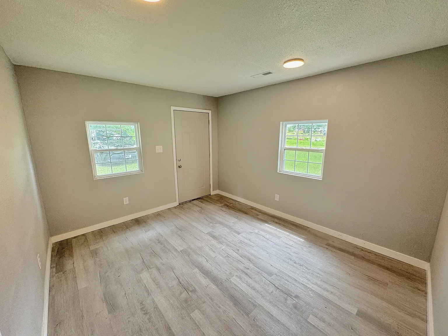 209 South Graham Street - B — Photo 2
