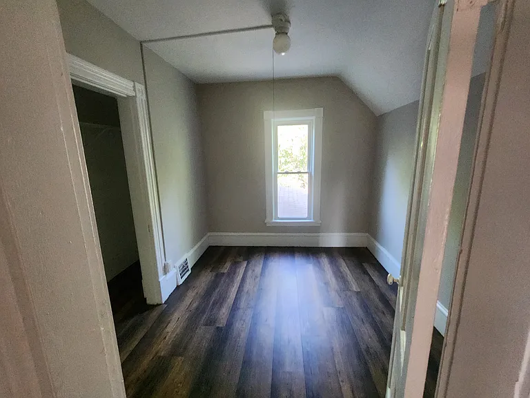 1913 University Ave NE — Photo 53