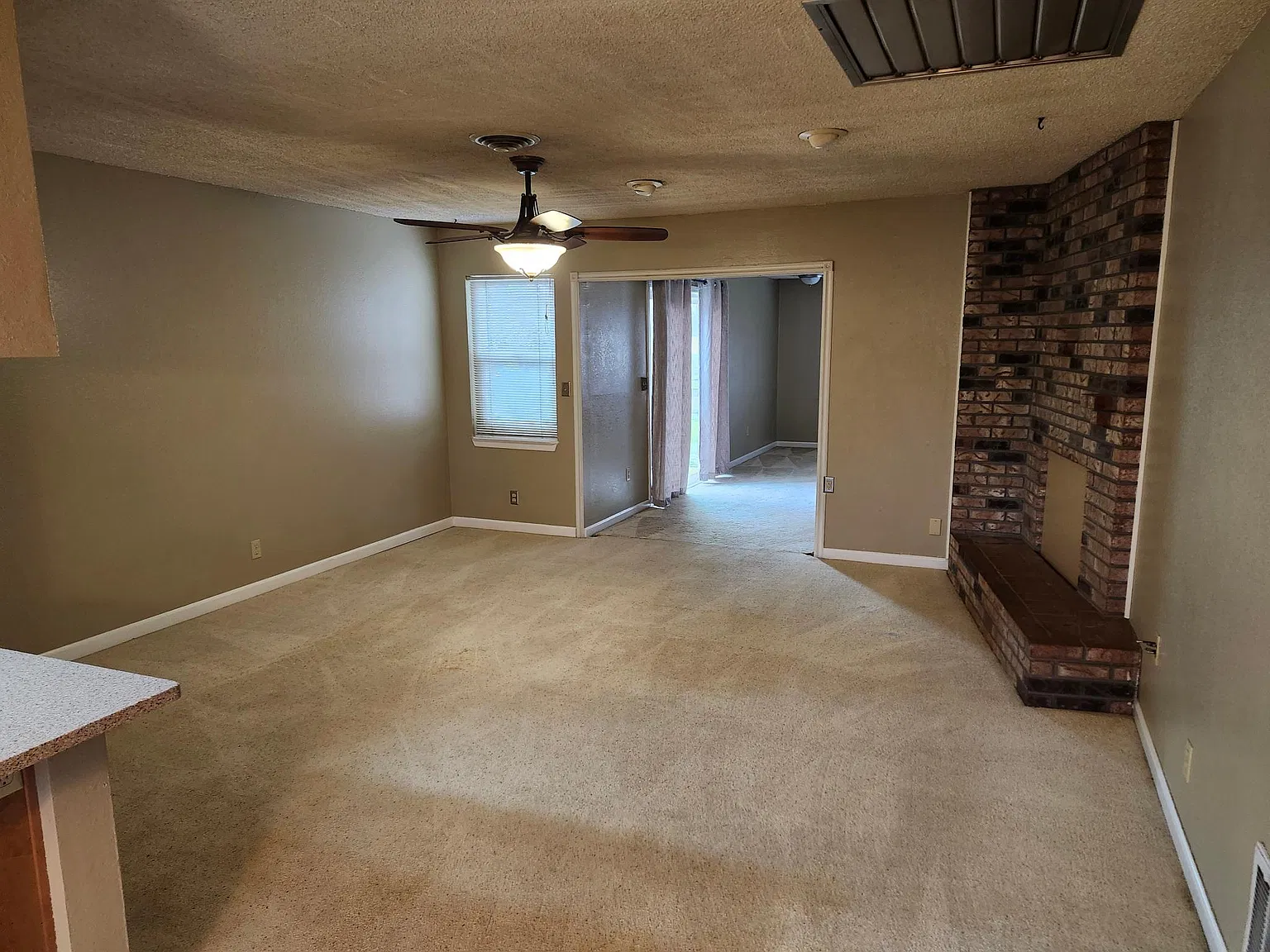 4 bed, 2366 sqft, $2,400 — Photo 2