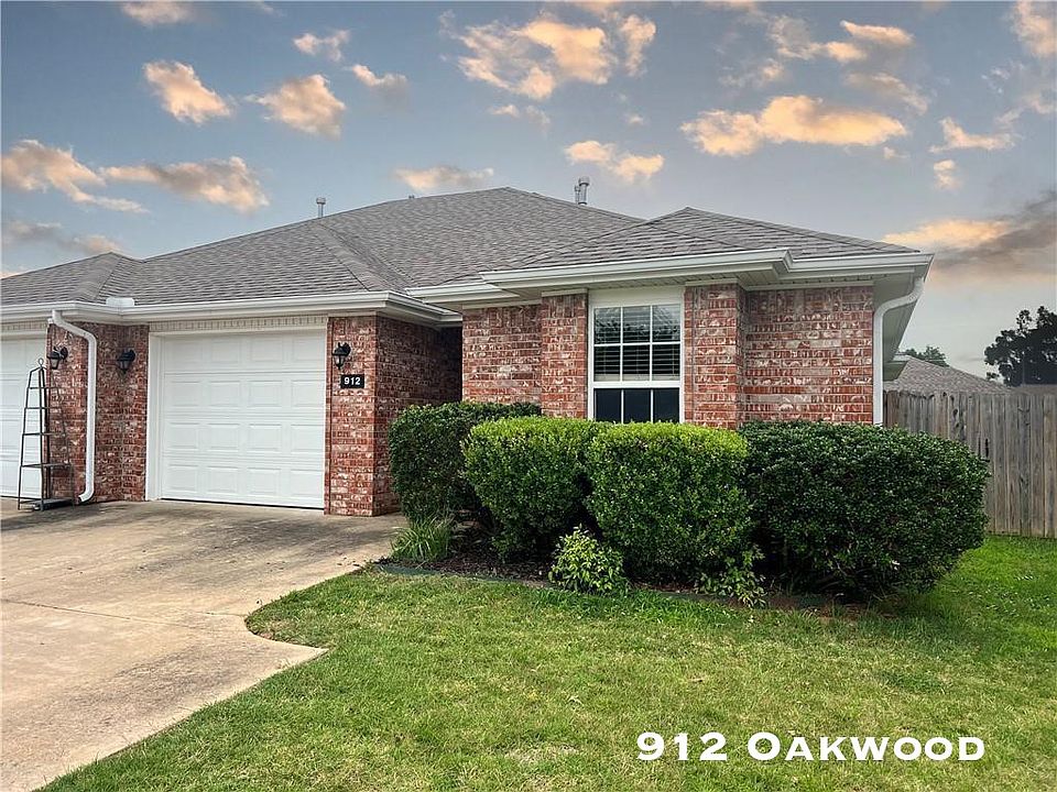 1st image of 912-914 Oakwood Ln