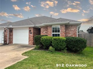912-914 Oakwood Ln, Centerton, AR 72719