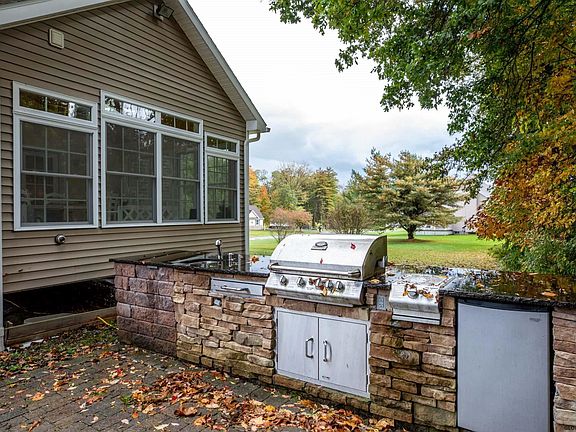 5th image of 28 Stonehurst Dr