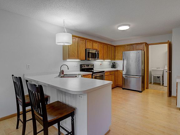 5th image of 185 Appleblossom Ln E