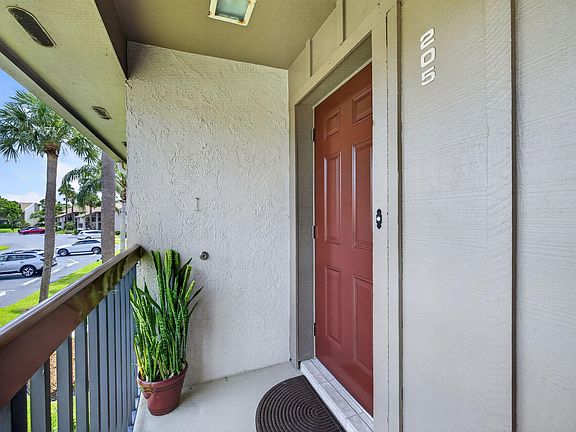 4th image of 1600 NE Dixie Highway #10-205