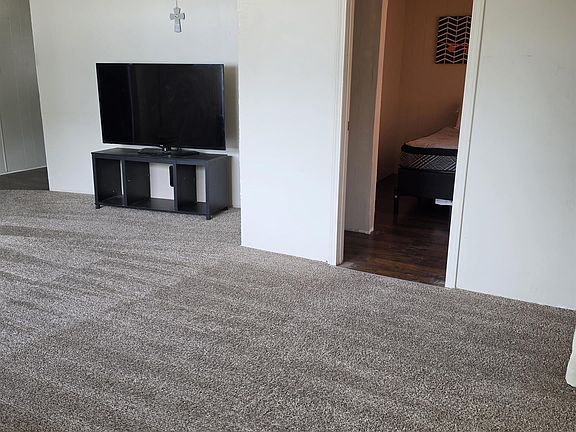 4th image of 218 W Avenue I