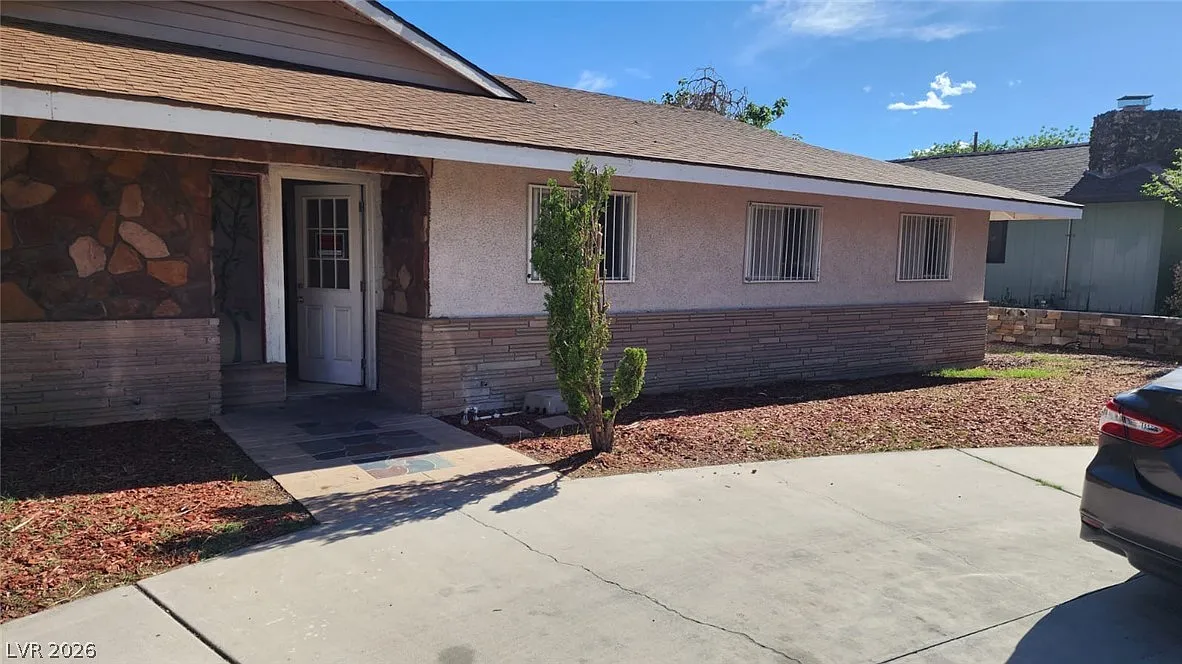 5 bed, 2.5 bath, 2565 sqft, $4,500 — Photo 1