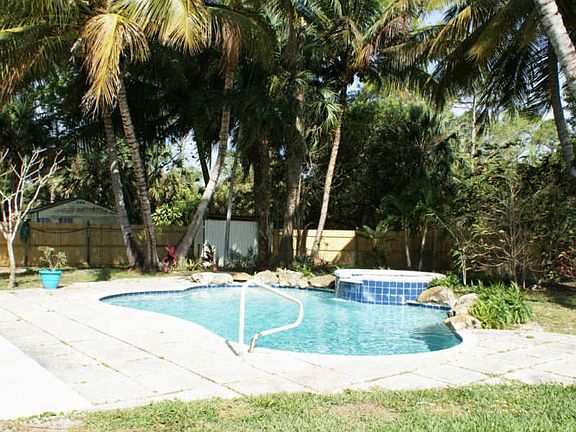 4th image of 16887 W Hialeah Dr
