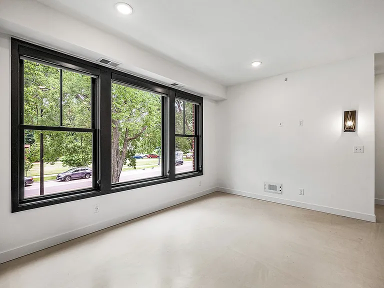 Laurel Apartments — Photo 52
