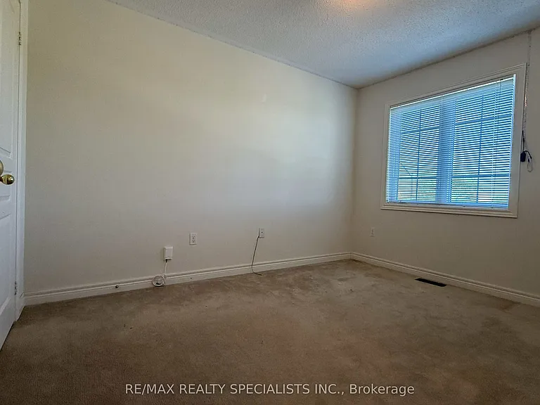 3273 Stoney Cres — Photo 11