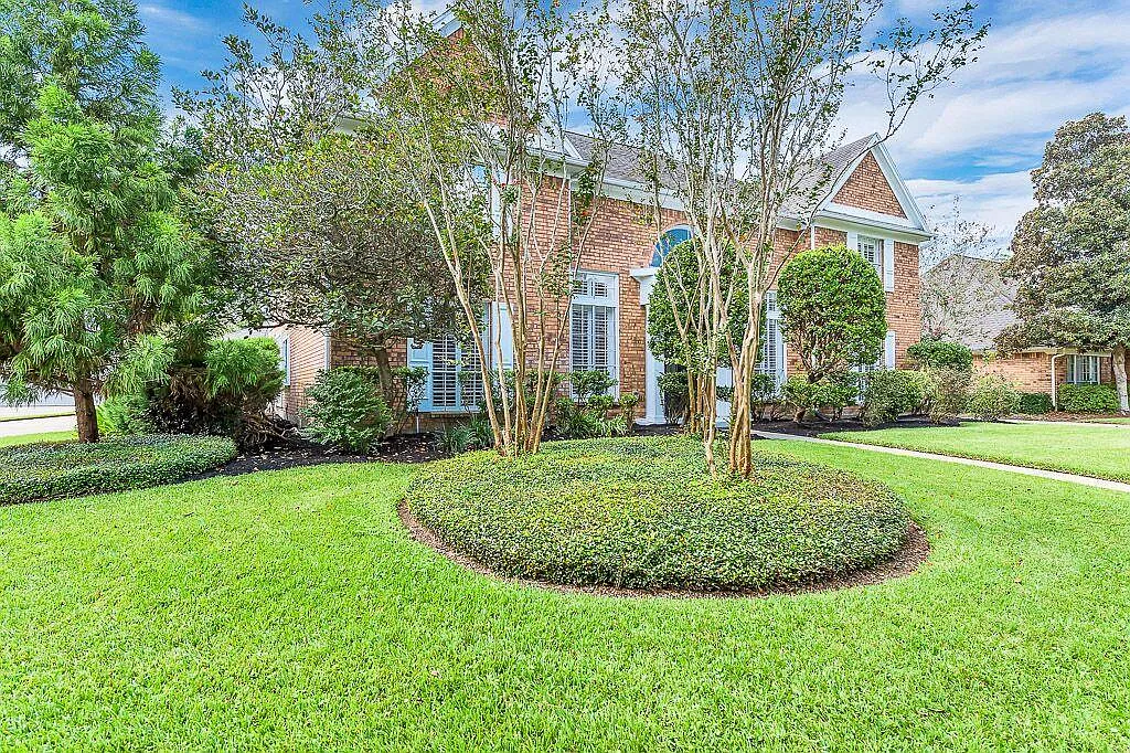 5 bed, 3.5 bath, 5141 sqft, $4,995 — Photo 2