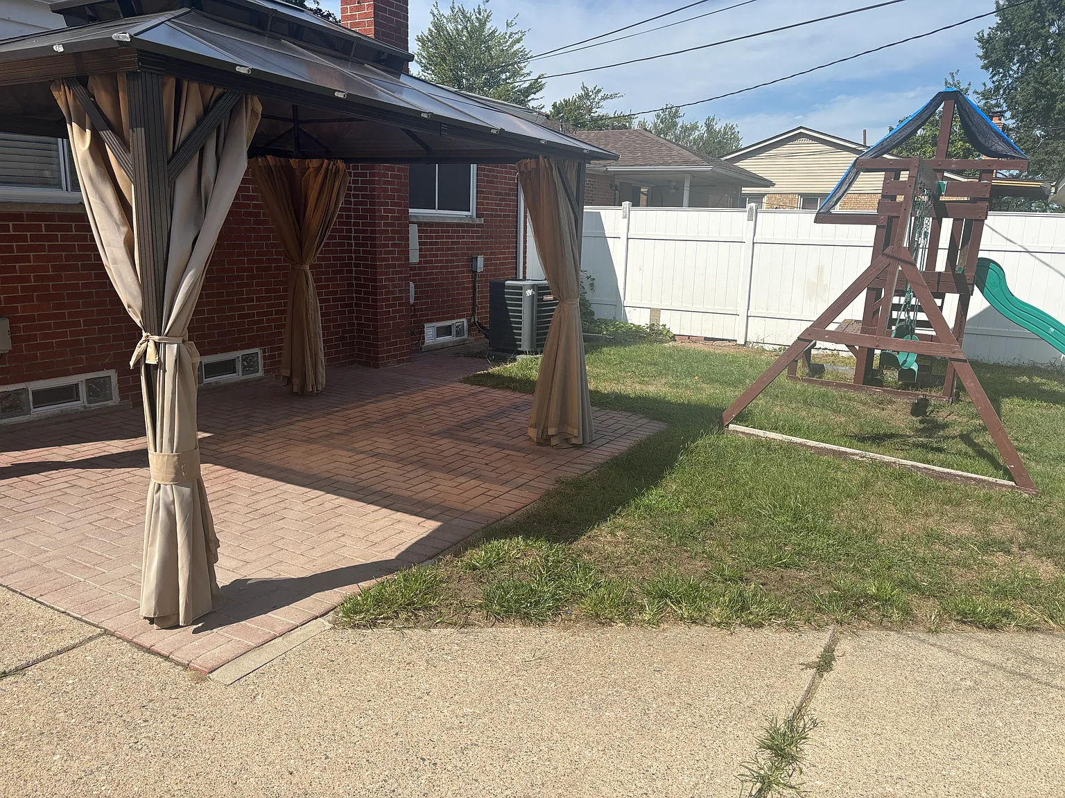 3 bed, 1026 sqft, $2,400 — Photo 1