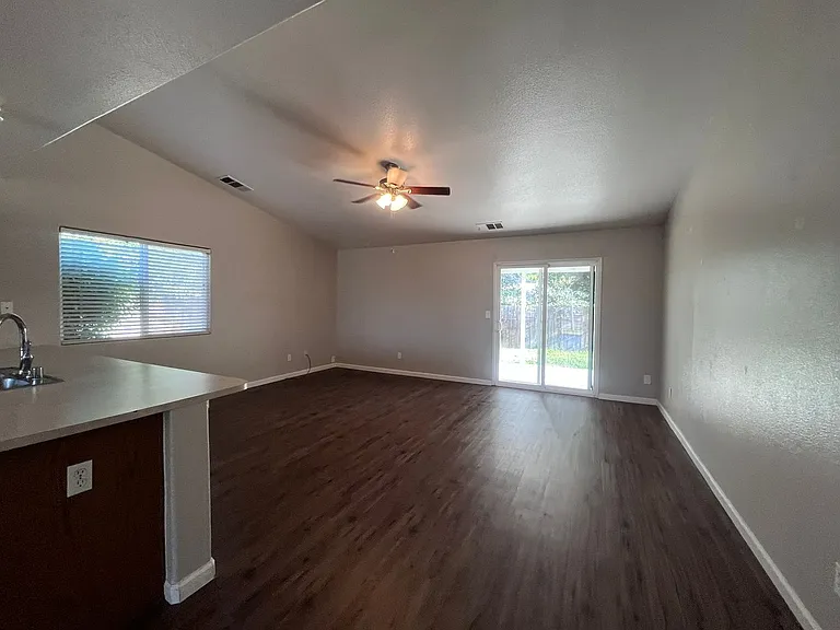 1692 Mount Whitney Ave — Photo 6