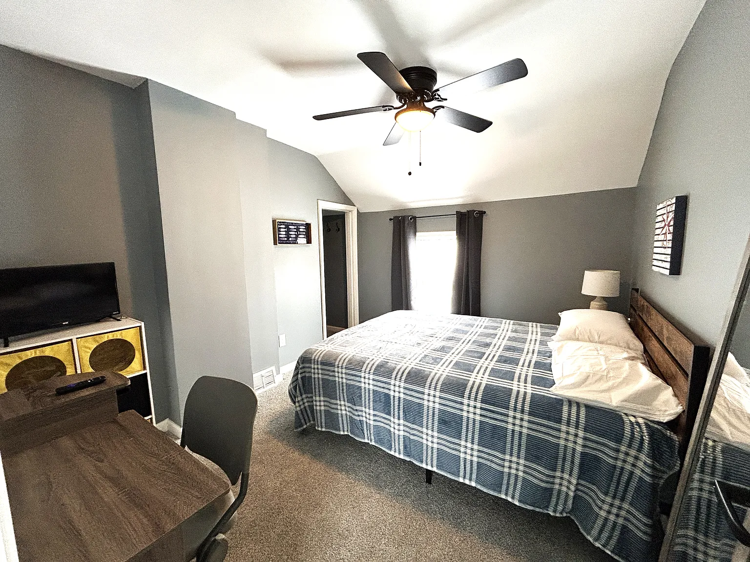 7 bed, 2400 sqft, $750 — Photo 2