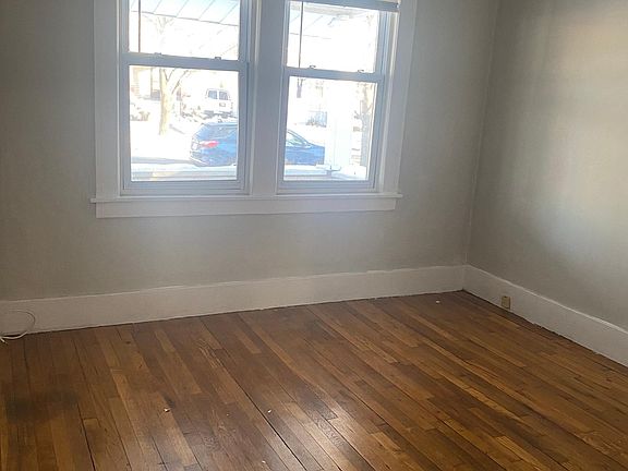 5th image of 134 University St #1
