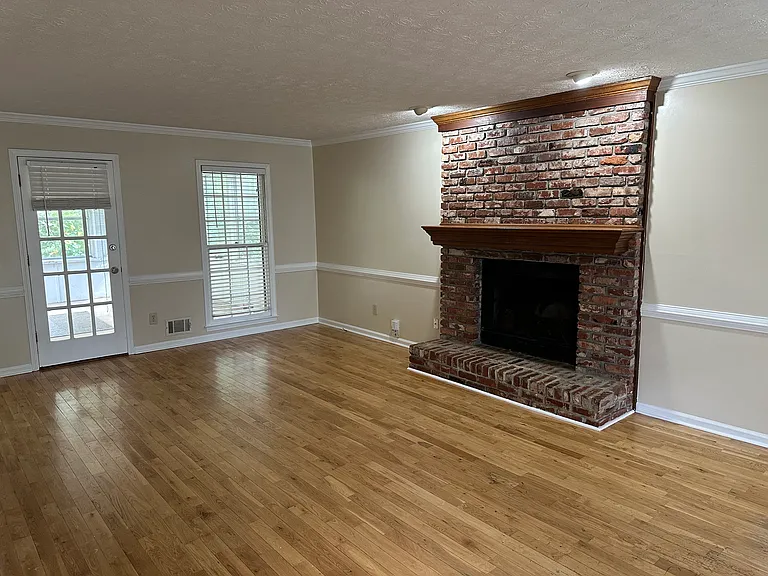 1934 Windcrest Dr SW — Photo 2
