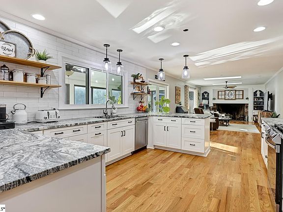 5th image of 7 Green Hill Dr