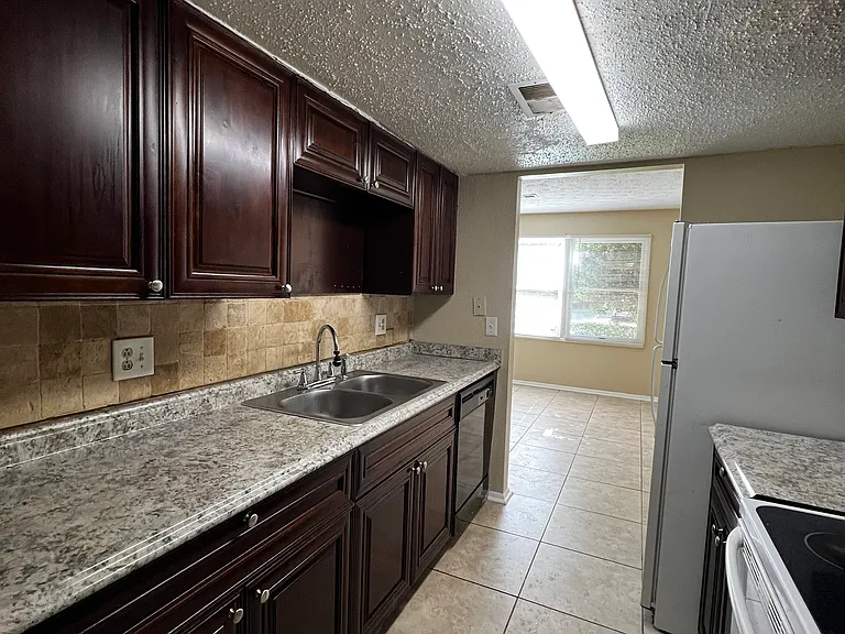 131 Roswell Commons Way — Photo 5
