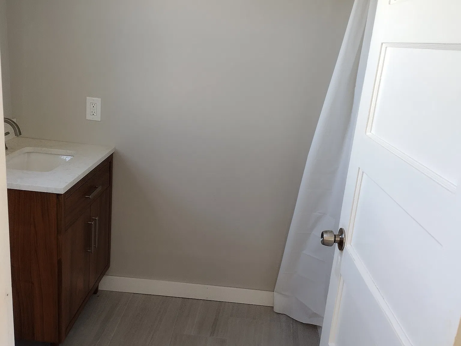 2 bed, 900 sqft, $2,300 — Photo 4