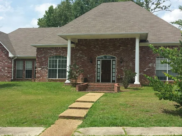 221 Greensview Dr, Brandon, MS 39047