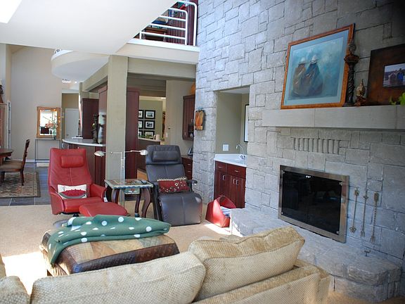 2nd image of 390 Lakeshore Dr W