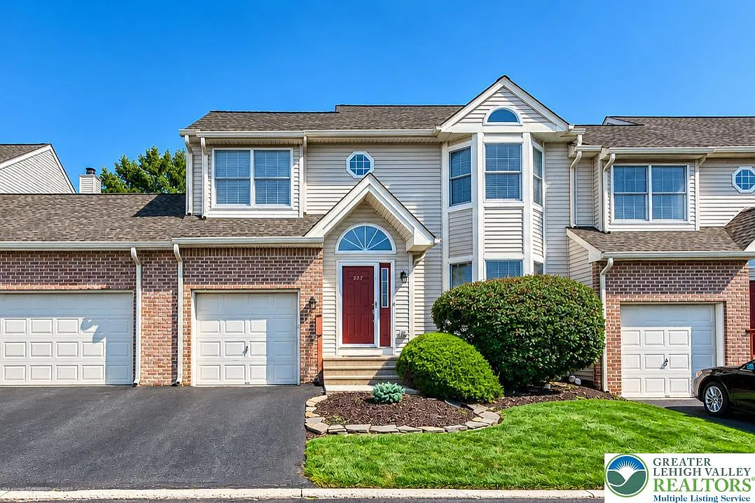 4 bed, 2.5 bath, 2558 sqft, $2,600 — Photo 1