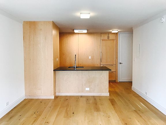 4th image of 201 E 86th St #18D2