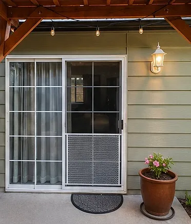 Private entrance to studio through backyard patio.