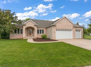 256 Pineview Ln, Valparaiso, IN 46383