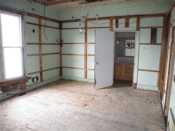 2nd image of 5096 Broadway St
