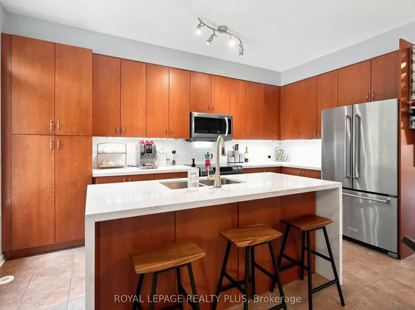 2333 Sutton Dr, Burlington, ON L7L 6Y9
