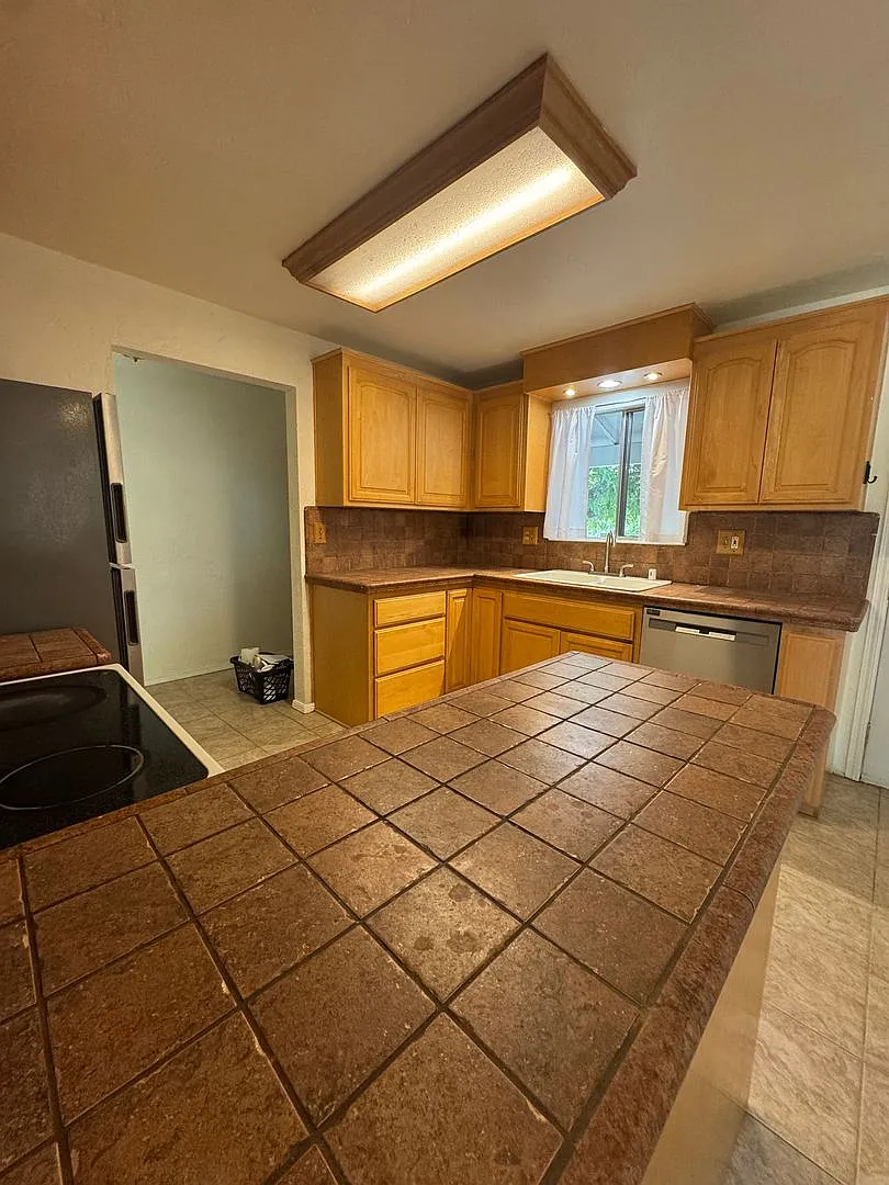 Sizeable 3 Bed 2 Bath Home In The Starlight Subdivision — Photo 4