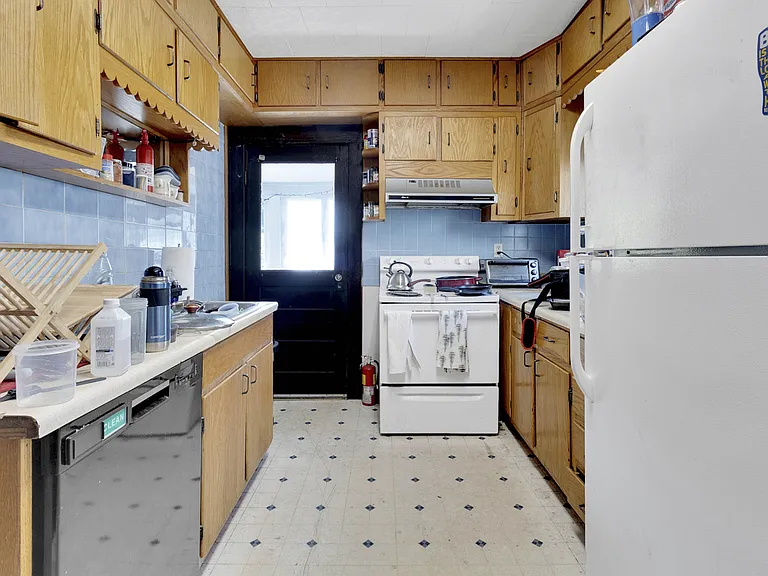 344 Stewart St — Photo 3