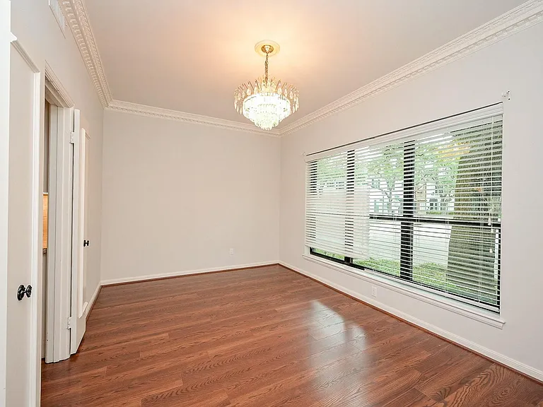573 N Post Oak Ln — Photo 7