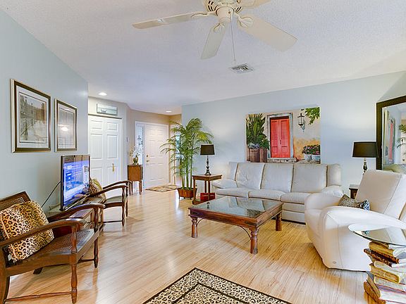 02_living-room2_21 Lexington Lane W #C