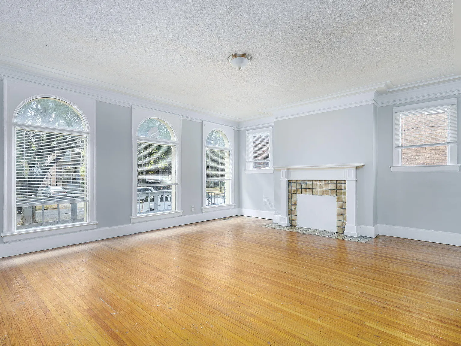 3 bed, 1.0 bath, 1300 sqft, $1,100 — Photo 2