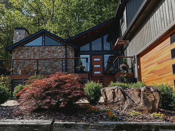 3rd image of 1003 Perkins Ln