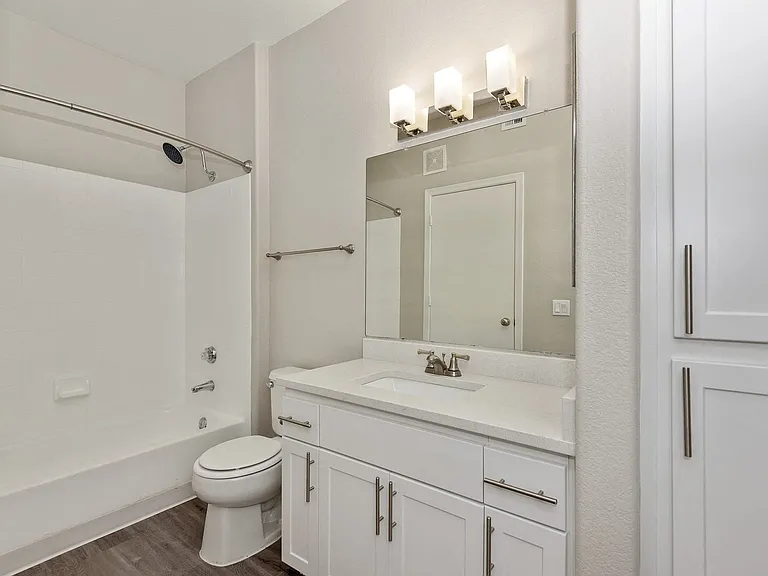 The Retreat Apartments — Photo 9