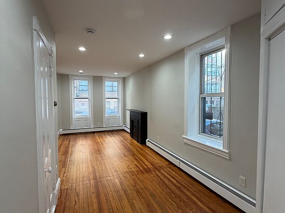 3rd image of 101 Sussex St APT 1L