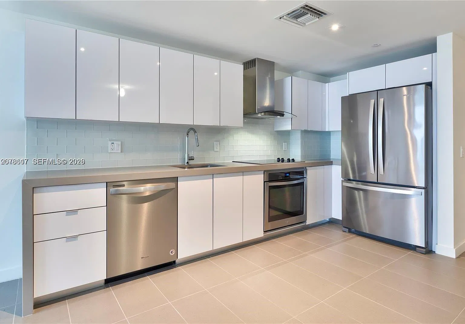 Canvas Condo — Photo 1