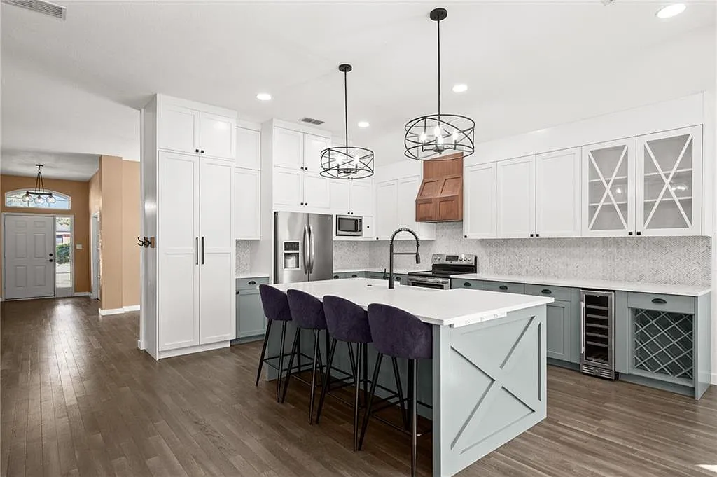 4 bed, 2.0 bath, 2104 sqft, $3,000 — Photo 2