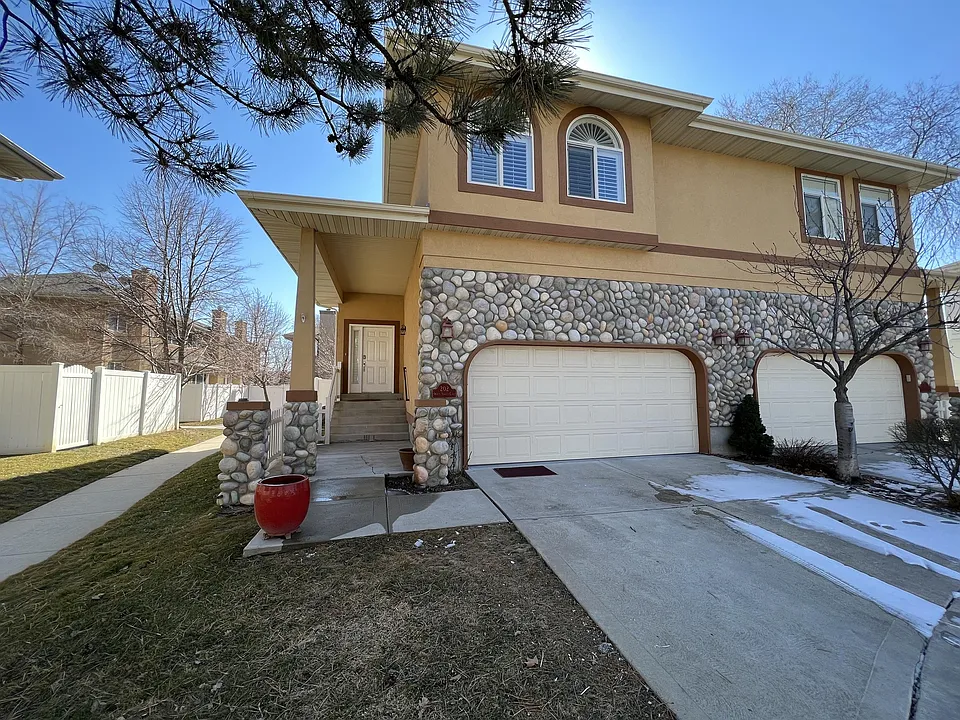 202 E White Spruce Cv